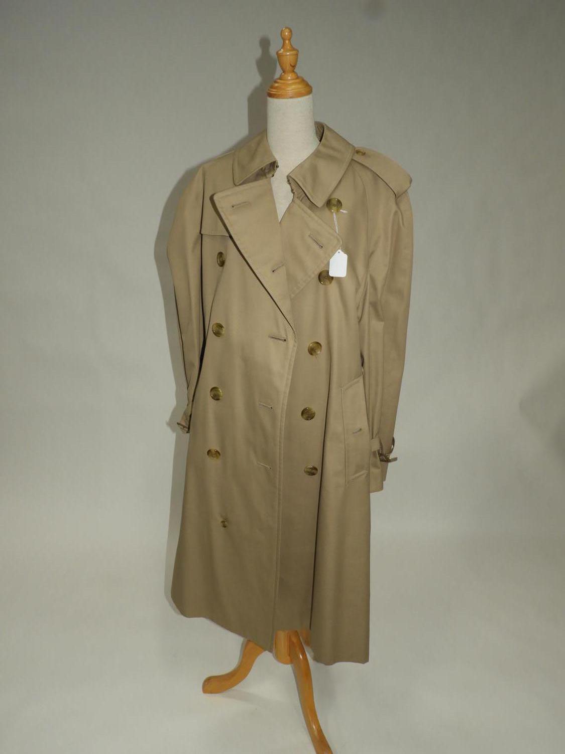 Murrays Auctioneers - Lot 105: Gents Burberry trench, 50 L