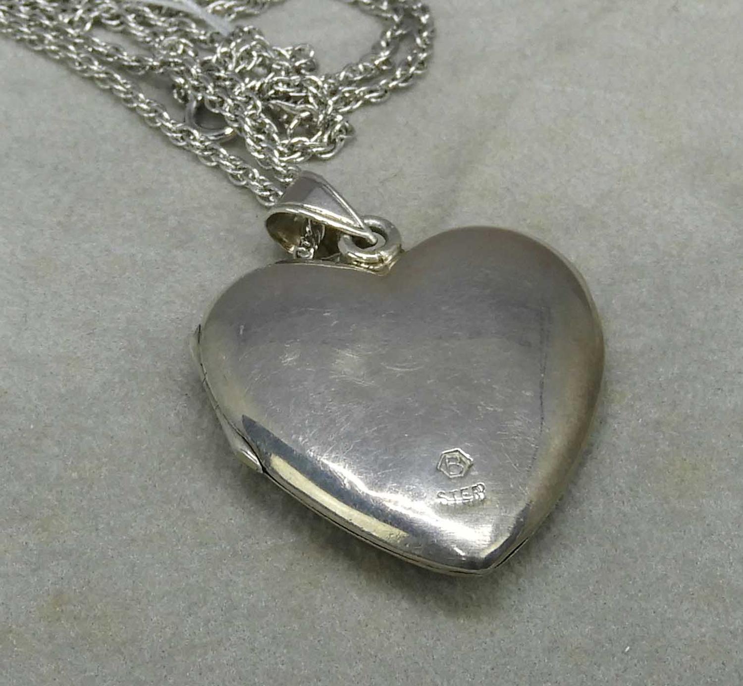 Murrays Auctioneers Lot 10 Vintage Sterling silver heart locket