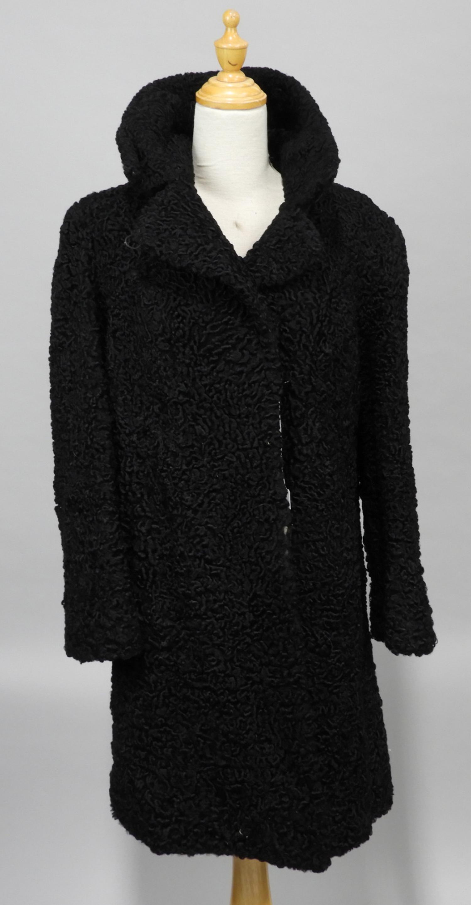 Murrays Auctioneers - Lot 32: Ladies vintage black lambswool coat