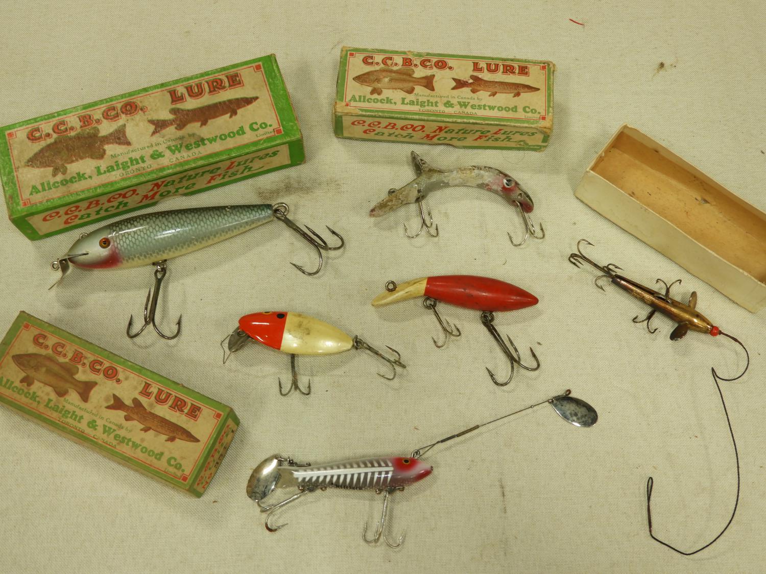 Murrays Auctioneers - Lot 265: Six vintage fishing lures with boxes  including Creek Chub Bait Co. of Garrett