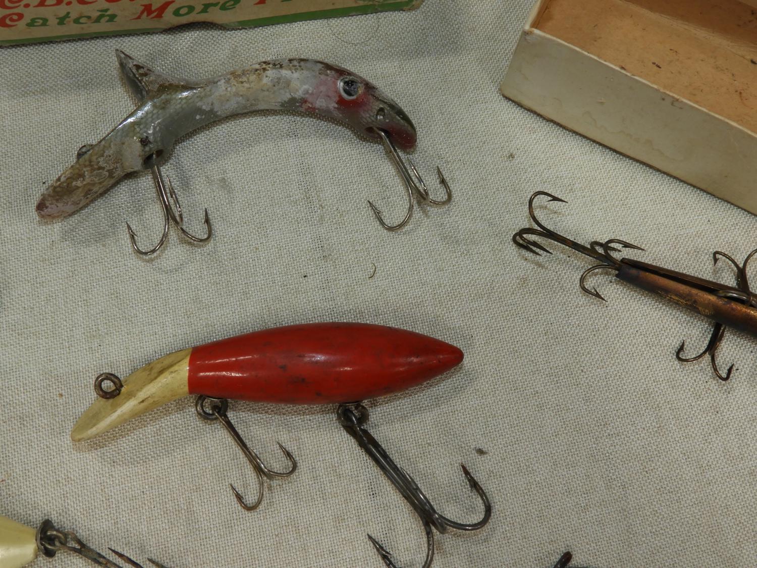 Murrays Auctioneers - Lot 265: Six vintage fishing lures with boxes  including Creek Chub Bait Co. of Garrett