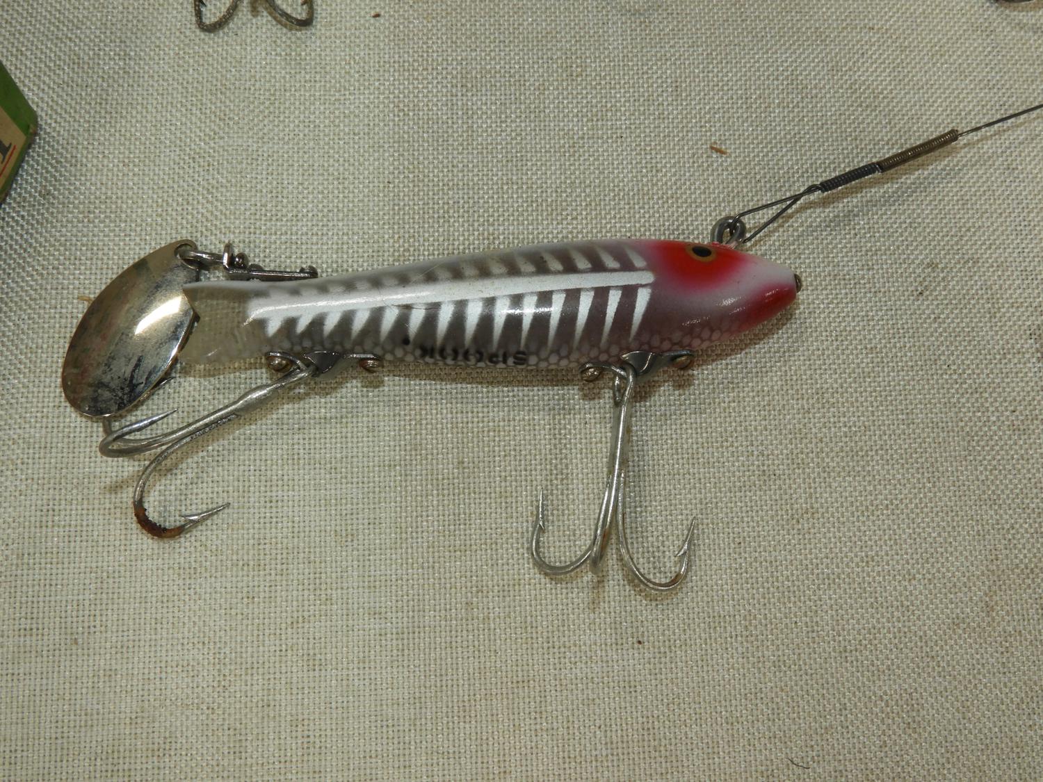 Murrays Auctioneers - Lot 265: Six vintage fishing lures with boxes  including Creek Chub Bait Co. of Garrett